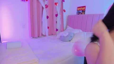 Snapshot of lucyy_peach chatting on 10.05.25 LUCYY FROM HOME  online show from 10.05.25