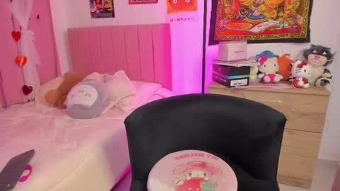 Snapshot of lucyy_peach chatting on 10.17.25 LUCYY FROM HOME  online show from 10.17.25
