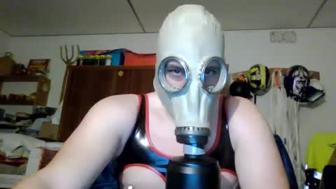 Snapshot of luis2423 chatting on 03.03.25 A slave to the mistress.. un esclavo para las amas dominantes. online show from 03.03.25