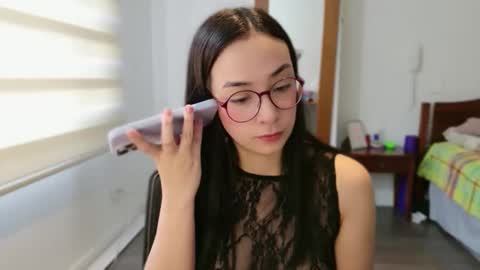 Snapshot of lulibee_ chatting on 04.22.26 Luli online show from 04.22.26