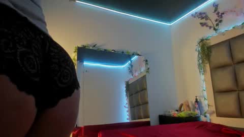 Snapshot of luna__scarlett chatting on 02.28.26 luna online show from 02.28.26