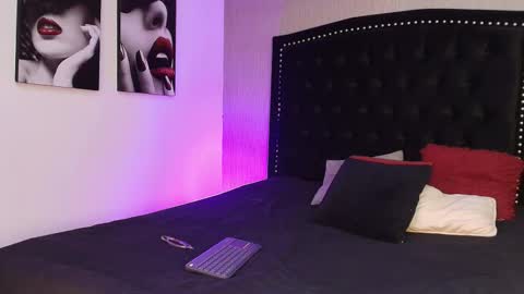 Luna And Titan  online show from 11.09.25