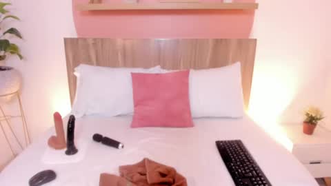 Snapshot of luna_blazze_ chatting on 05.30.26 L U N A online show from 05.30.26