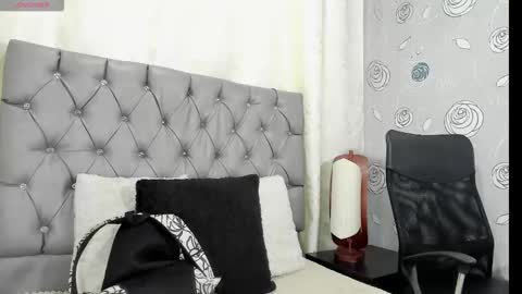 Luna Eva online show from 10.25.25