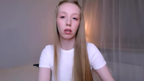 Snapshot of luna_insanity chatting on 04.19.26 Luna online show from 04.19.26