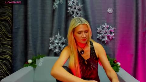 Snapshot of luna_lew1s chatting on 12.30.24 luna_lew1s online show from 12.30.24