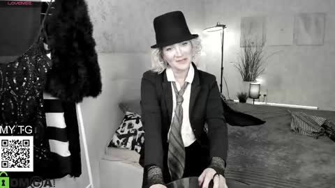 Snapshot of luna_lew1s chatting on 10.21.25 luna_lew1s online show from 10.21.25