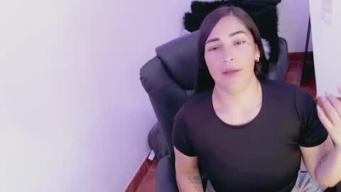 Snapshot of luna_lgomez chatting on 04.18.26 luna online show from 04.18.26