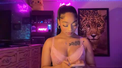 Snapshot of lunaa_11 chatting on 06.19.26 lunaa_11 online show from 06.19.26