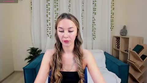 Snapshot of lunacurly_ chatting on 12.17.25 lunacurly_ online show from 12.17.25