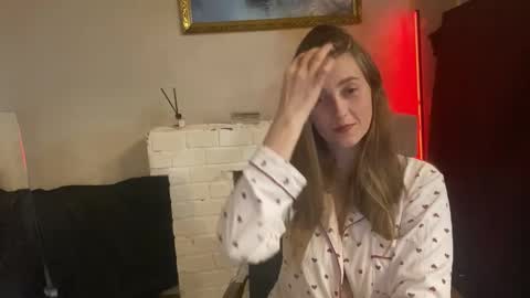 Snapshot of lunafeather chatting on 11.06.25 lunafeather online show from 11.06.25