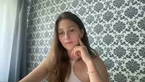 Snapshot of lunafeather chatting on 06.17.26 lunafeather online show from 06.17.26