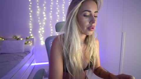 Snapshot of lunaink_ chatting on 12.08.24 Laura online show from 12.08.24