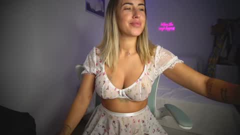 Snapshot of lunaink_ chatting on 10.16.25 Laura online show from 10.16.25