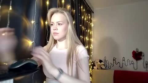 lunapeony online show from 12.04.25