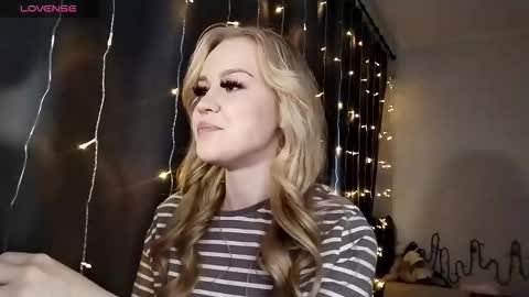 lunapeony online show from 12.16.25