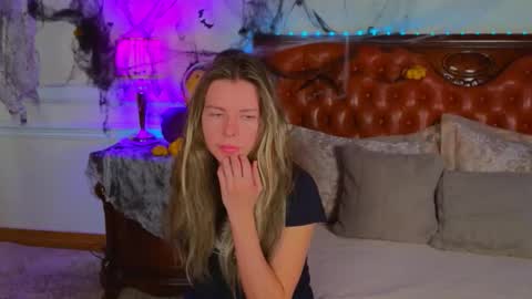 Luna Rishi online show from 10.27.25