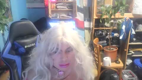 Snapshot of lunaxxxx97 chatting on 04.02.26 LunaXXX online show from 04.02.26