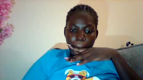 Snapshot of luo_queen chatting on 09.25.25 luo_queen online show from 09.25.25