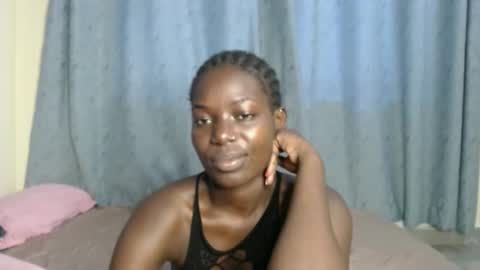 Snapshot of luo_queen chatting on 10.08.25 luo_queen online show from 10.08.25