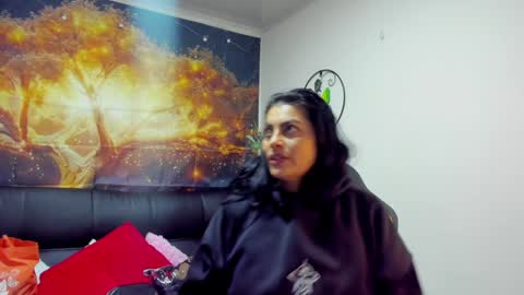 Snapshot of lust_mom chatting on 12.31.24 Angela 3 online show from 12.31.24