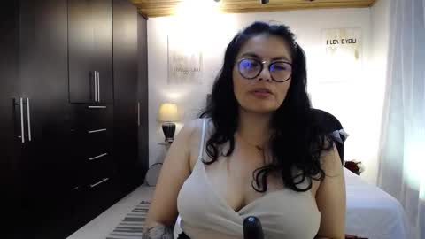 Snapshot of lust_mom chatting on 03.10.25 Angela 3 online show from 03.10.25