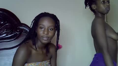 Snapshot of lutino_lovebirds chatting on 03.10.26 lutino_lovebirds online show from 03.10.26