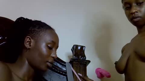 Snapshot of lutino_lovebirds chatting on 04.13.26 lutino_lovebirds online show from 04.13.26