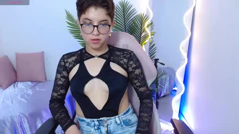 Snapshot of luuna_tay chatting on 10.17.25 Lunna online show from 10.17.25