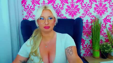 Luxuriaa online show from 12.30.24