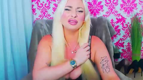 Luxuriaa online show from 11.25.25