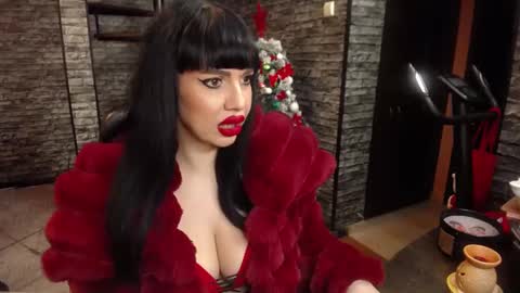 Snapshot of luxurymistress chatting on 12.08.24 Spoiled dominant mindfucker mistress MakeupartistNail ArtistFitness and Yoga lover online show from 12.08.24