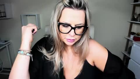 Snapshot of luxxx_diana chatting on 12.13.24 Diana online show from 12.13.24