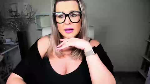 Snapshot of luxxx_diana chatting on 12.14.24 Diana online show from 12.14.24