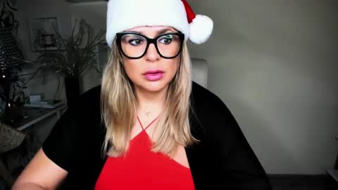 Snapshot of luxxx_diana chatting on 12.17.24 Diana online show from 12.17.24