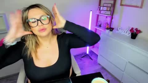 Snapshot of luxxx_diana chatting on 02.22.25 Diana online show from 02.22.25