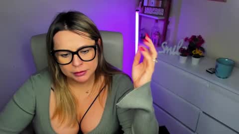 Snapshot of luxxx_diana chatting on 02.27.25 Diana online show from 02.27.25