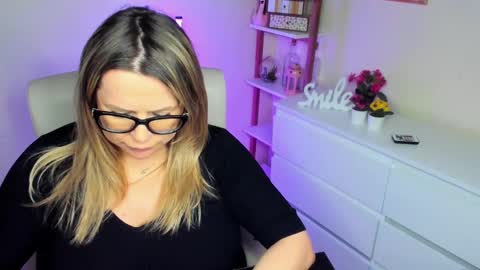 Snapshot of luxxx_diana chatting on 02.28.25 Diana online show from 02.28.25