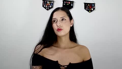 Snapshot of lyla205 chatting on 10.06.25 lyla online show from 10.06.25