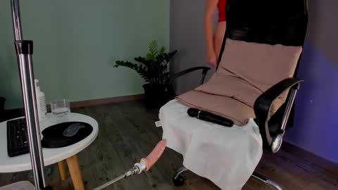 lynnsam_ online show from 02.05.25