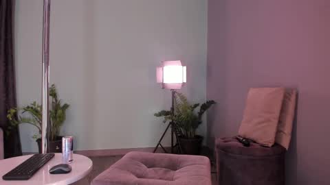 lynnsam_ online show from 02.09.25