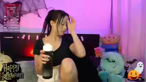 Snapshot of lyshana chatting on 10.20.25 lyshana online show from 10.20.25