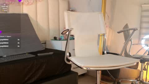 Snapshot of mackenize chatting on 09.09.25 Carolina online show from 09.09.25