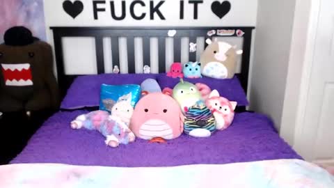 Mackenzie Wolfe online show from 11.06.25