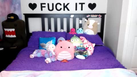 Mackenzie Wolfe online show from 12.04.25