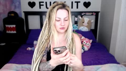 Mackenzie Wolfe online show from 01.08.26