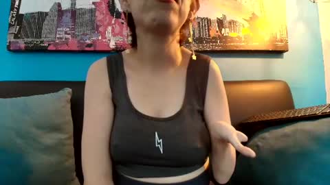 Snapshot of madame_mature1 chatting on 06.25.26 Madame online show from 06.25.26