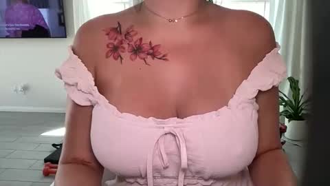 Snapshot of maddieurs chatting on 04.15.26 maddieurs online show from 04.15.26