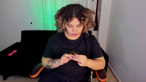 Snapshot of madelaine_taylor chatting on 12.30.24 madelaine_taylor online show from 12.30.24