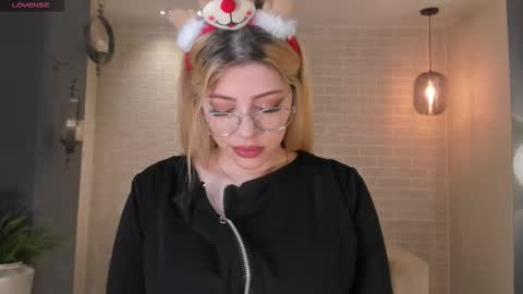 Snapshot of madisonkane chatting on 12.05.25 Madison Kane online show from 12.05.25